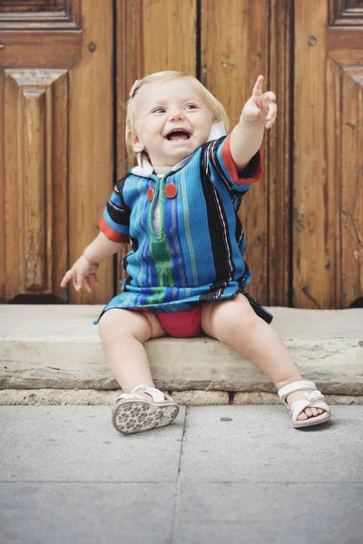 Bebé feliz, Bebé sentado en el suelo —  Fotos de Stock