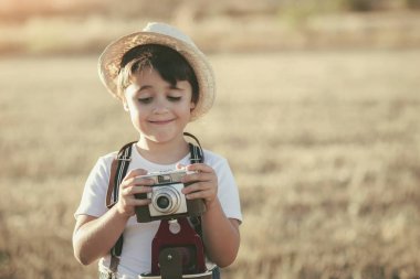kamera ile mutlu çocuk
