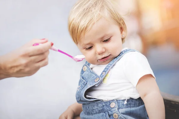 Baby eating. Mom feeding baby — Stock Photo, Image