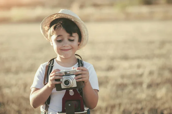 Niño feliz con cámara — Foto de Stock