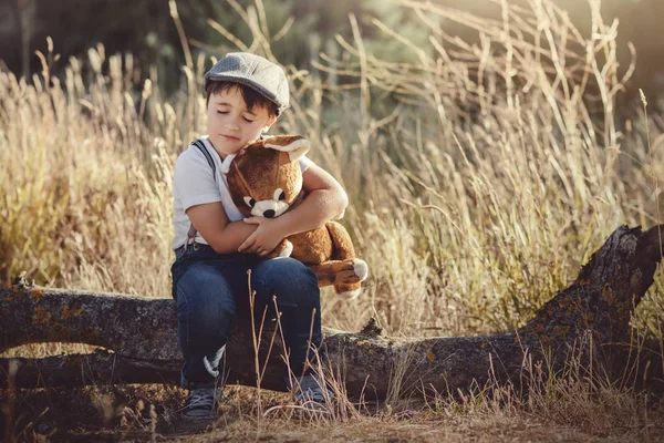 Junge umarmt seinen Teddybär — Stockfoto
