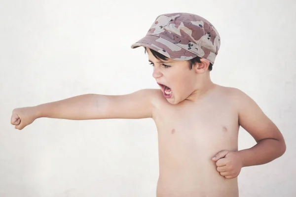 Agresivní dítě. Chlapec s víčkem agresivní gesto — Stock fotografie