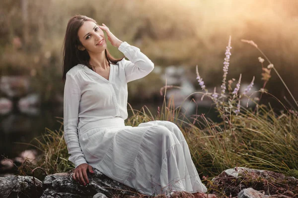 Porträtt av vacker kvinna ler i naturen — Stockfoto