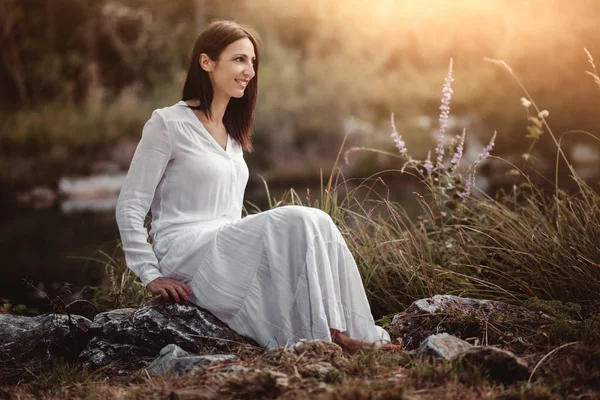 Porträtt av vacker kvinna ler i naturen — Stockfoto