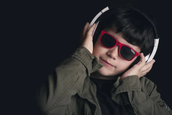 Chlapec posloucháte hudbu se sluchátky — Stock fotografie