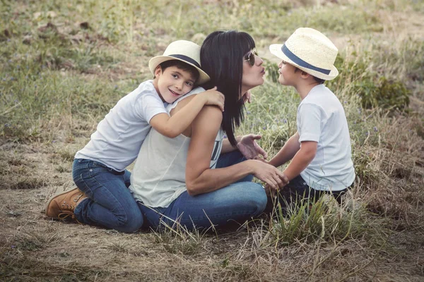 Moeder met haar kinderen — Stockfoto