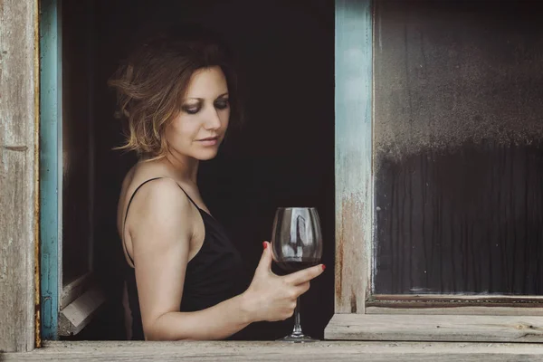 Vacker kvinna med glas vin — Stock fotografie