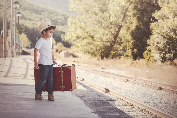 Niño con maleta esperando el tren —  Fotos de Stock