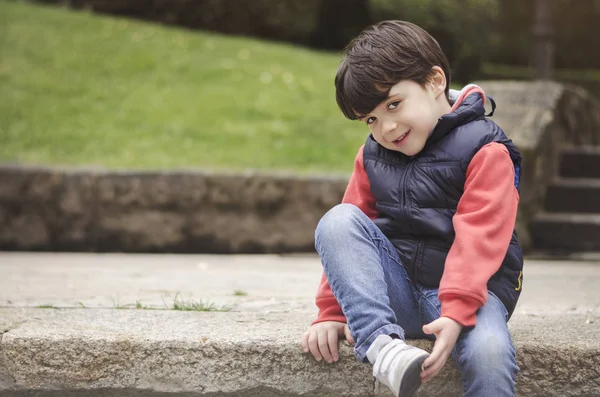 Lachende jongen in het park — Stockfoto