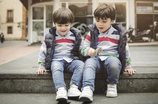 Sorrindo irmãos gêmeos jogando — Fotografia de Stock