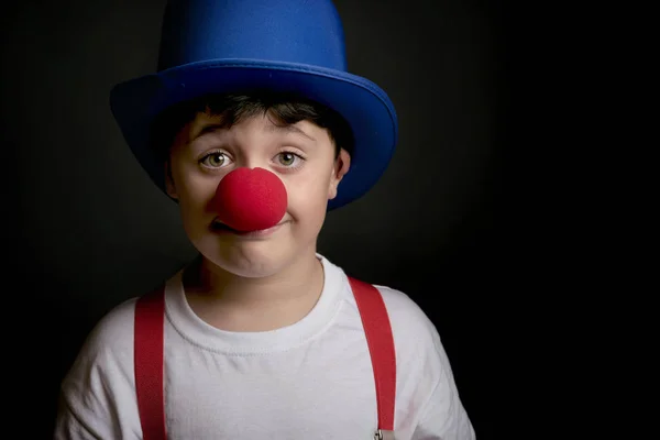 Barn med clown näsa — Stockfoto