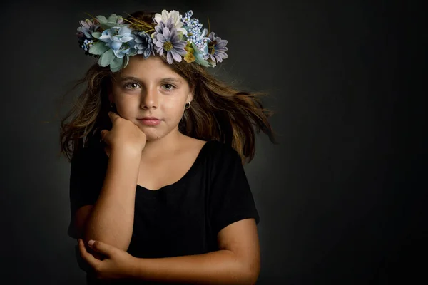 Linda niña con corona de flores —  Fotos de Stock