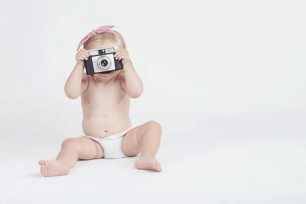 Pequeno bebê com câmera fotográfica — Fotografia de Stock