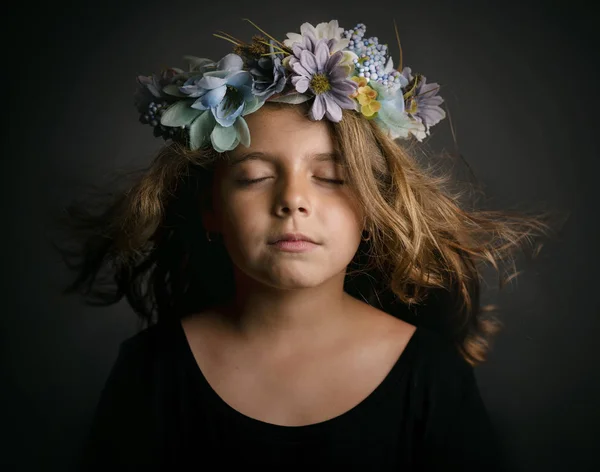 Linda niña con corona de flores —  Fotos de Stock