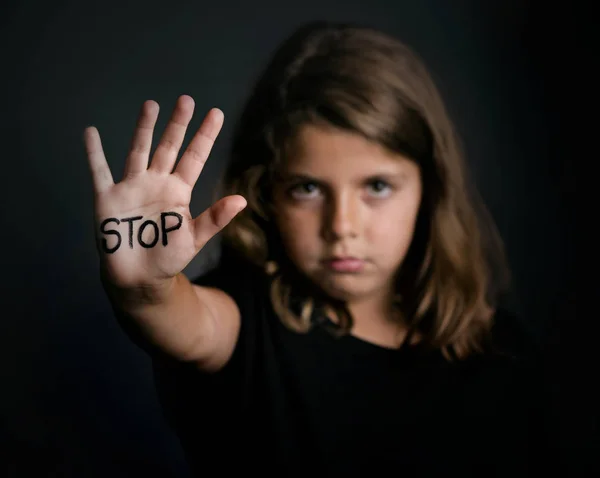 Boos meisje tonen hand signalering om geweld te stoppen — Stockfoto