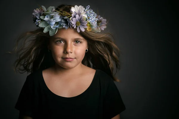 Linda niña con corona de flores —  Fotos de Stock