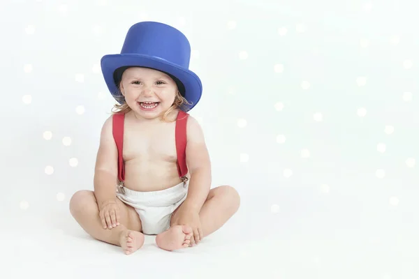 Улыбающийся ребенок в шляпе — стоковое фото
