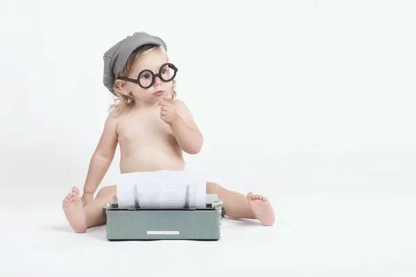 Pequeño bebé escribiendo con una máquina de escribir —  Fotos de Stock