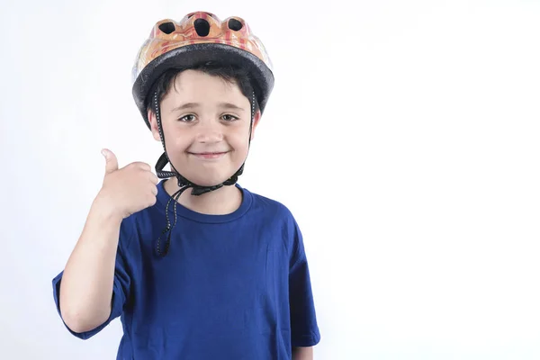 Dítě v cyklistické helmě ukazuje gesto Ok — Stock fotografie
