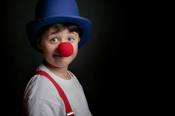 Kind mit Clownsnase — Stockfoto