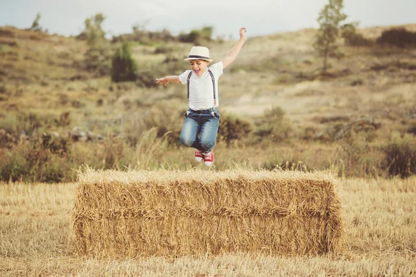 Lyckligt barn i fältet — Stockfoto