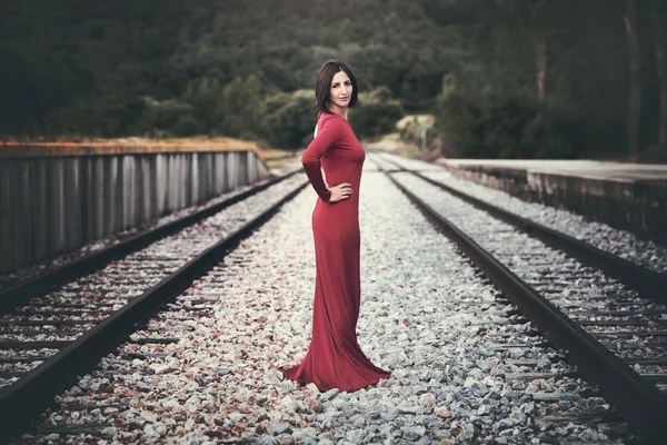 Ung kvinna på järnvägsspåren — Stockfoto