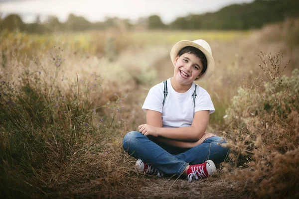 Šťastné dítě v poli — Stock fotografie
