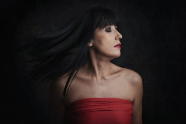 Güzellik kadın portre siyah arka plan üzerine