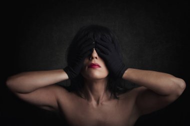 Elleri gözleri ile şehvetli kadın