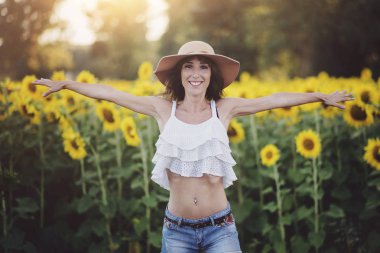 Ayçiçeği tarlası gülümseyen kız