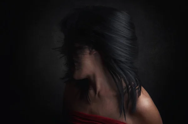Женщина со страхом на черном фоне — стоковое фото