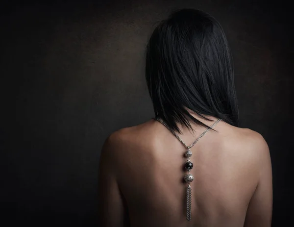 Młoda kobieta z odkrytymi plecami — Zdjęcie stockowe