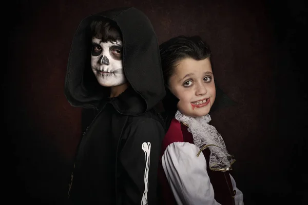 Kinder zu Halloween. Kinder als Vampir und Skelett verkleidet — Stockfoto