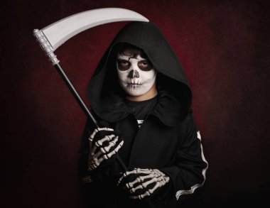 Halloween.Boy çocukta bir iskelet giyinmiş