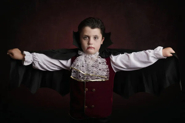 Ragazzo in Halloween.Boy vestito da vampiro — Foto Stock