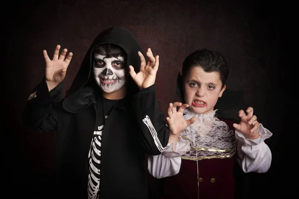 Kinder in Heiligenbildern. Kinder als Vampir und Skelett verkleidet — Stockfoto