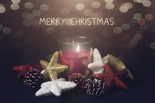 Счастливого Рождества. Свеча рядом с рождественскими украшениями — стоковое фото