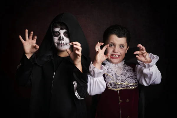 Bambini in halloween.Children vestito come un vampiro e uno scheletro — Foto Stock
