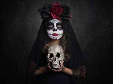 Kız halloween siyah arka plan üzerine açık