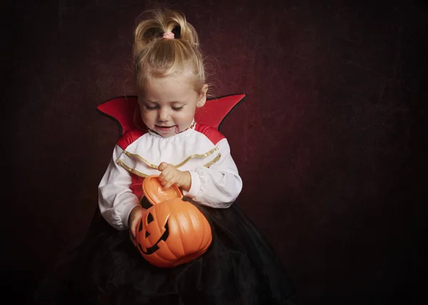 Bebê no dia das bruxas no fundo vermelho — Fotografia de Stock