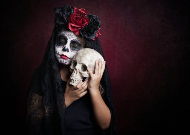 Kız Halloween kırmızı zemin üzerine