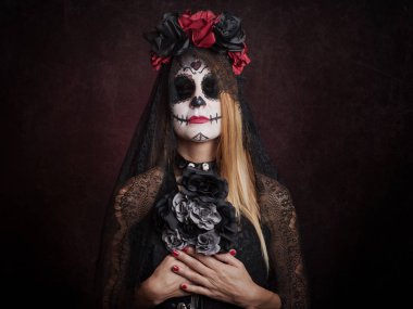 Cadılar Bayramı'nda kırmızı bir arka plan üzerinde kadın