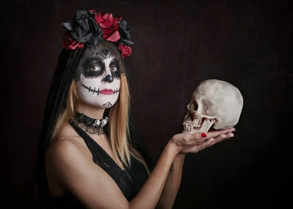 Mujer en halloween en fondo rojo — Foto de Stock