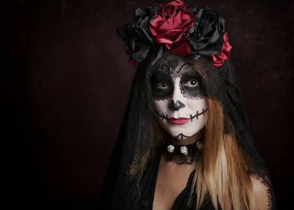Женщина на Хэллоуин на красном фоне — стоковое фото