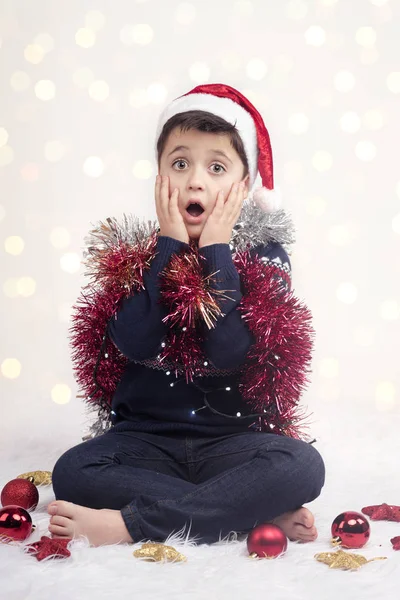 Niño sorprendido en Navidad — Foto de Stock