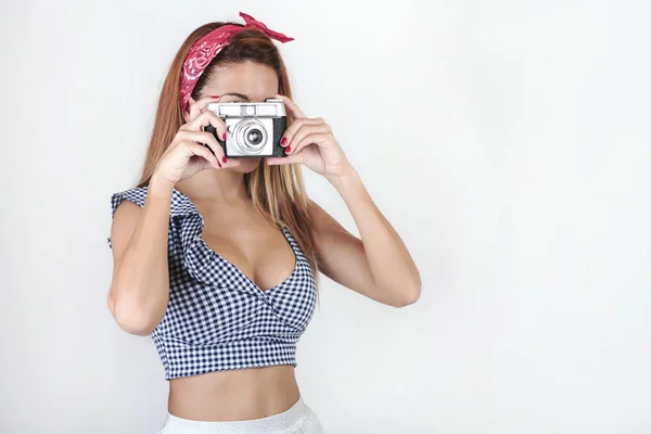 Retrato de una mujer joven y bonita usando una cámara — Foto de Stock