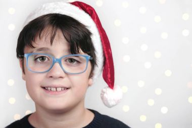 Noel'de gözlüklü mutlu çocuk