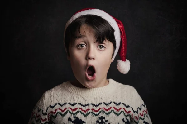 Niño sorprendido en Navidad — Foto de Stock