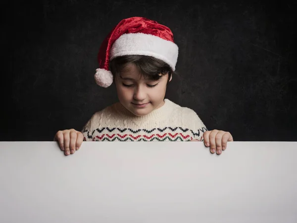 Niño feliz en Navidad junto a un cartel — Foto de Stock