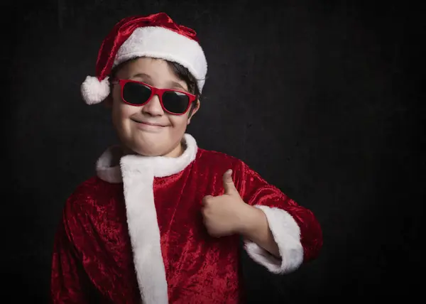 Rolig pojke med solglasögon på jul — Stockfoto